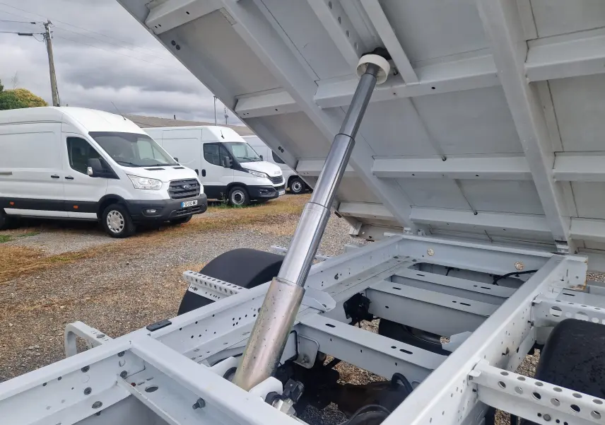 Vue rapprochée de la benne relevée blanche du Renault Master Châssis Cabine 2024, mettant en valeur le vérin hydraulique.