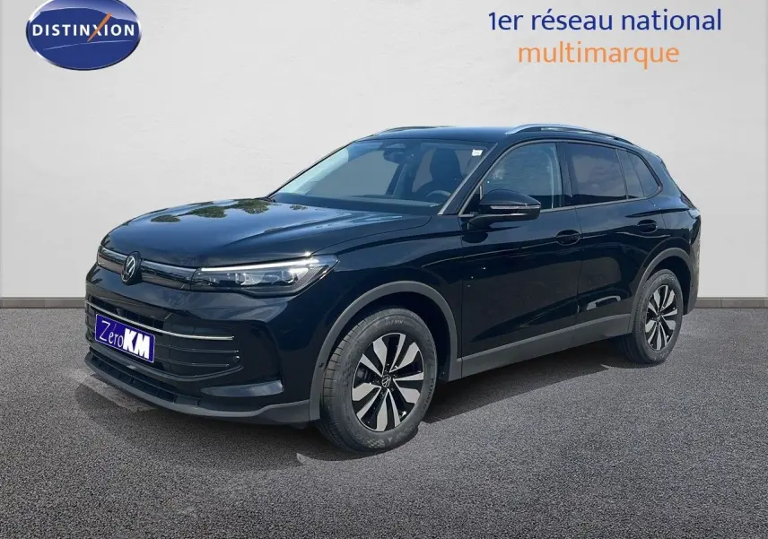Volkswagen Tiguan 1.5 TSI noir grenadilla 3/4 avant droit, SUV compact avec jantes alliage distinctives.