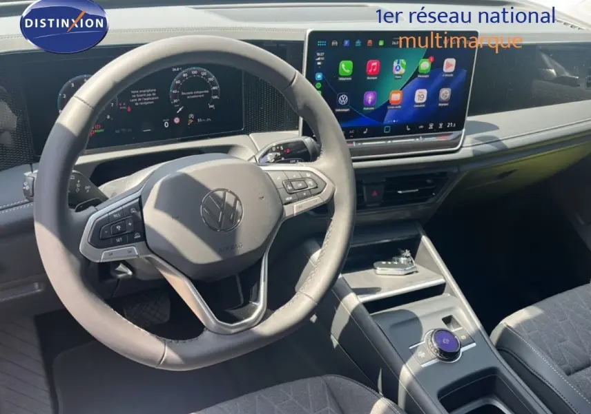 Vue intérieure centrée sur le volant et le tableau de bord numérique d’un Volkswagen Tiguan noir Grenadilla 2026.