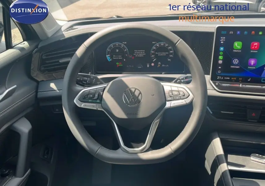 Vue intérieure centrée sur le volant multifonction et le tableau de bord numérique du Volkswagen Tiguan noir Grenadilla.