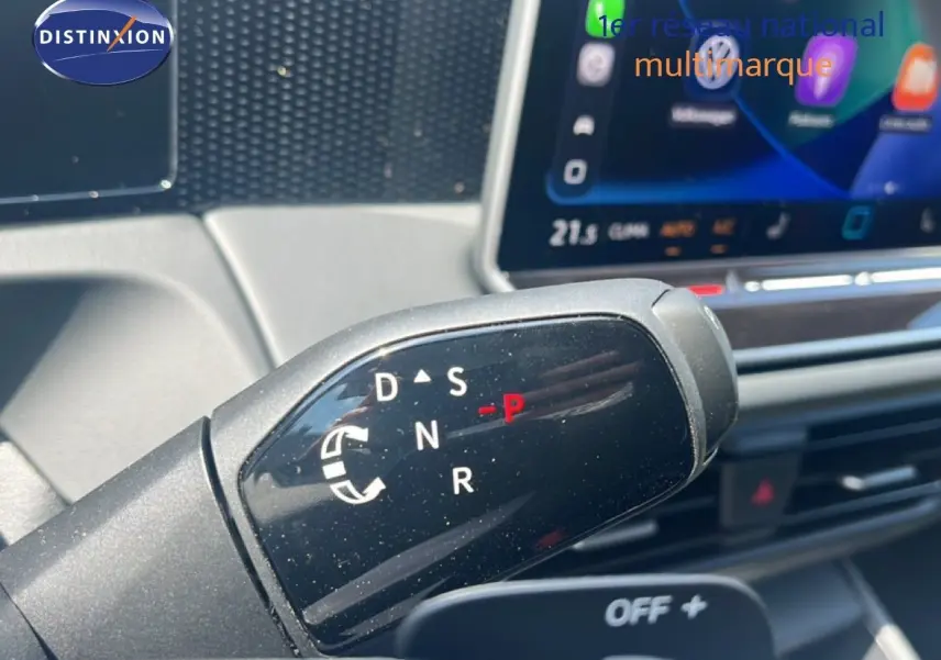 Gros plan sur le levier de vitesses automatique noir du Volkswagen Tiguan 2026, avec écran tactile en arrière-plan.