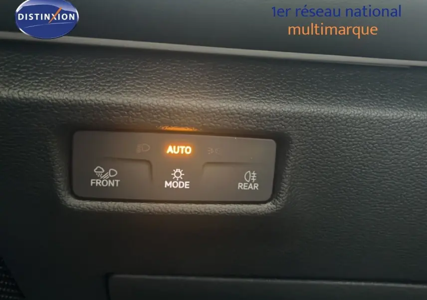 Détail du tableau de bord du Volkswagen Tiguan 2026 montrant les commandes d'éclairage en mode automatique, intérieur noir.
