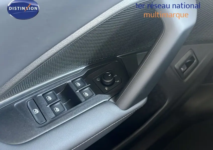 Gros plan sur la commande des vitres et rétroviseurs côté gauche de la porte intérieure du Volkswagen Tiguan noir Grenadilla 2026.