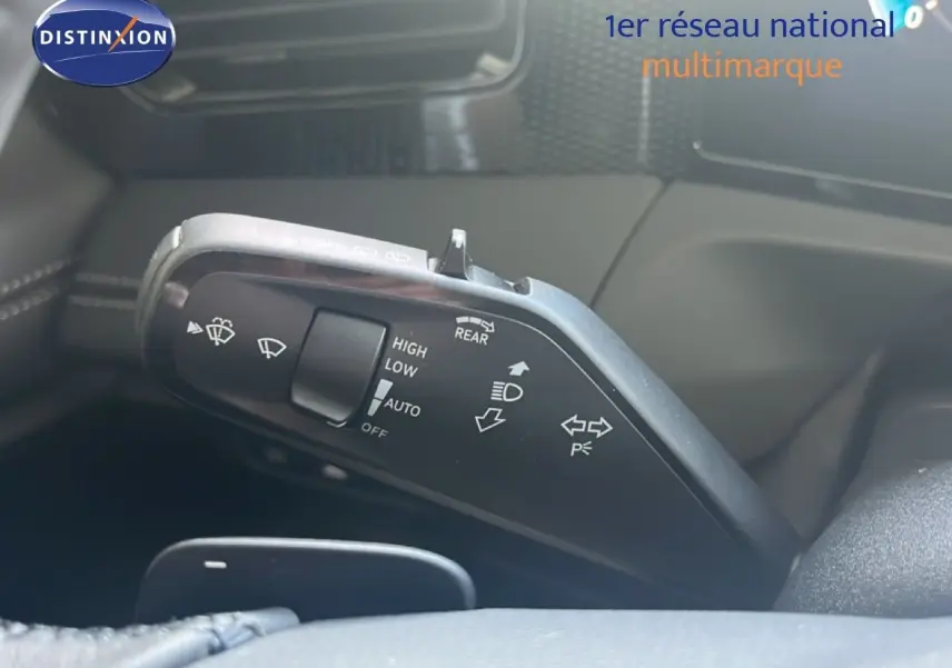 Gros plan sur le commodo gauche du Volkswagen Tiguan 2026 noir Grenadilla, montrant les commandes d'éclairage et essuie-glace.