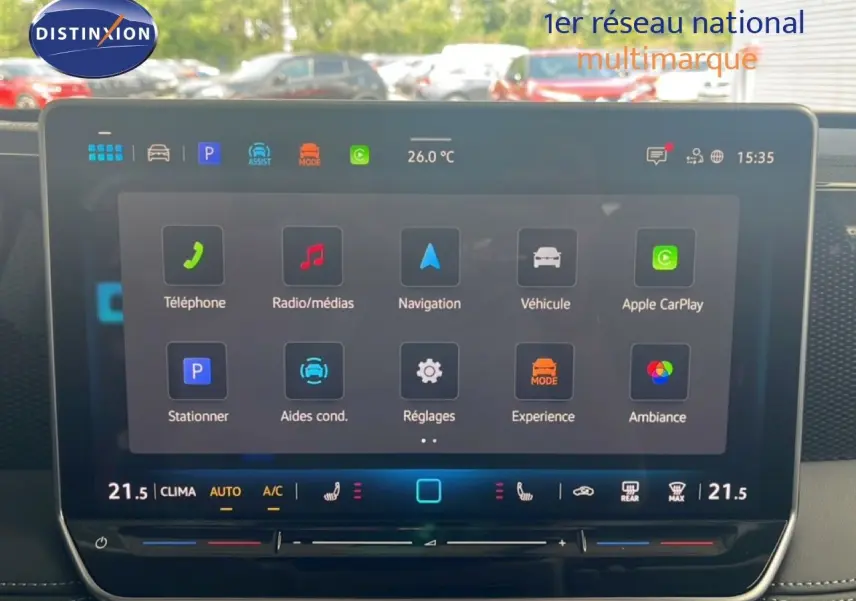 Écran tactile central du Volkswagen Tiguan 2026 affichant les options de navigation et médias, intérieur noir visible.