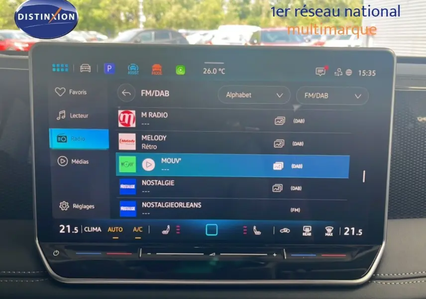 Écran tactile central du Volkswagen Tiguan 2026 affichant les options radio FM/DAB avec interface moderne et finition noire.