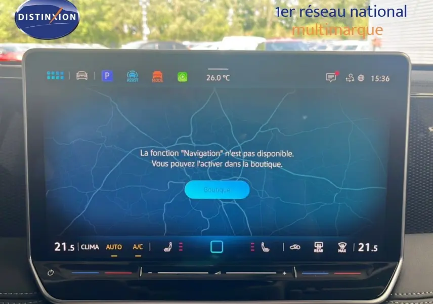 Écran tactile central du Volkswagen Tiguan 2026 affichant un message d'activation de la navigation, intérieur noir.