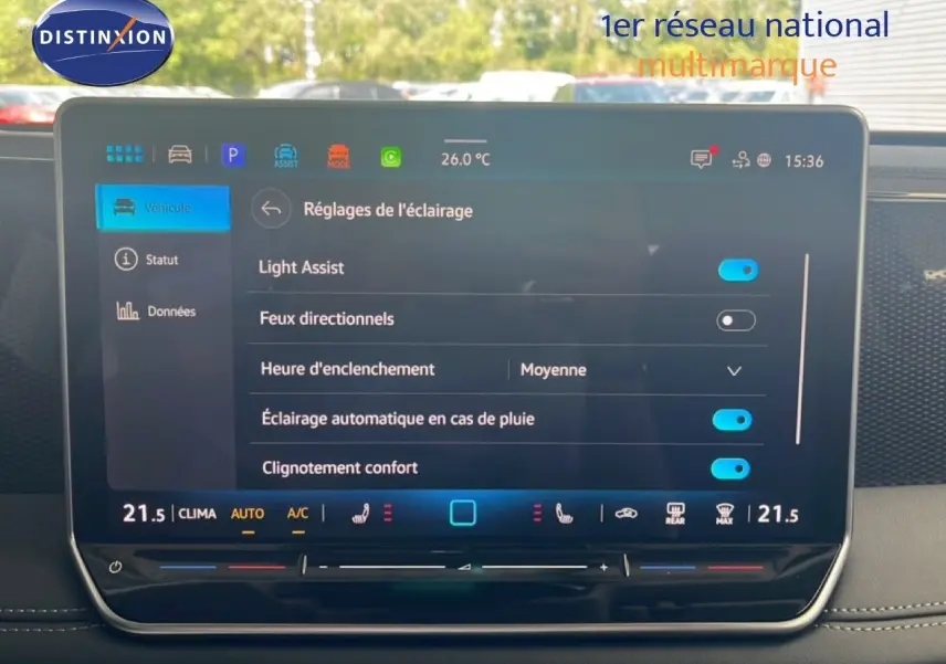 Écran tactile intérieur du Volkswagen Tiguan 2026 affichant les réglages d'éclairage, vue frontale du tableau de bord.