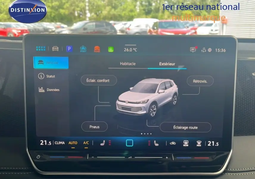 Écran tactile intérieur du Volkswagen Tiguan 2026 affichant les réglages extérieurs, vue frontale du SUV gris clair.