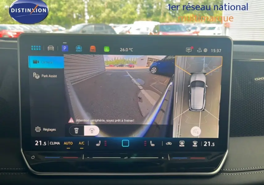 Écran tactile intérieur du Volkswagen Tiguan 2026 montrant l'assistance au stationnement avec vue caméra et top-down.