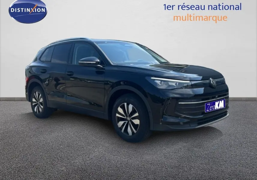 Volkswagen Tiguan 1.5 TSI noir grenadilla métal en 3/4 avant droit avec jantes bi-ton et calandre moderne.