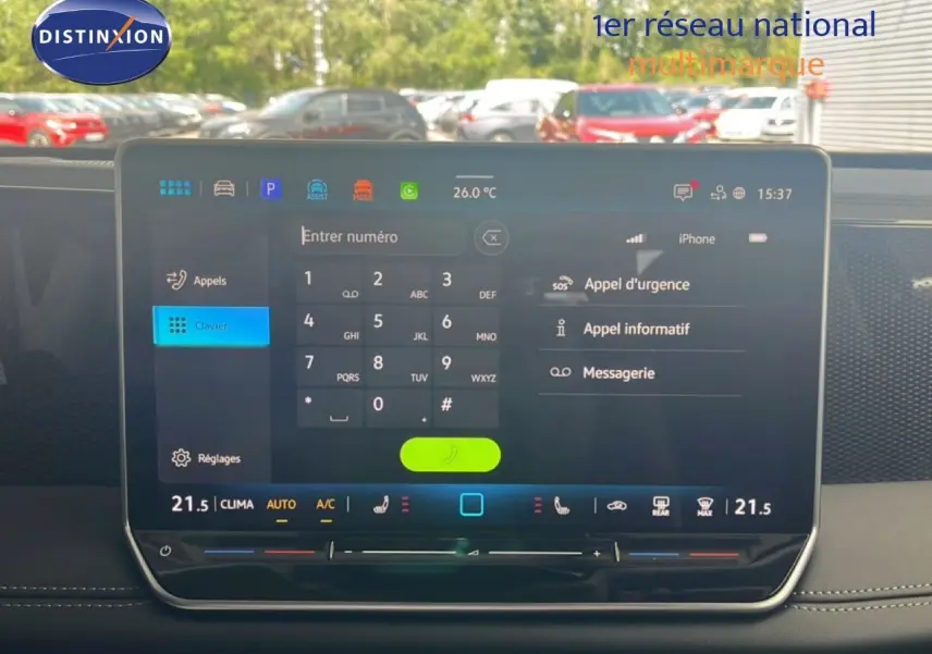 Vue intérieure centrée sur l'écran tactile du tableau de bord du Volkswagen Tiguan noir Grenadilla 2026.