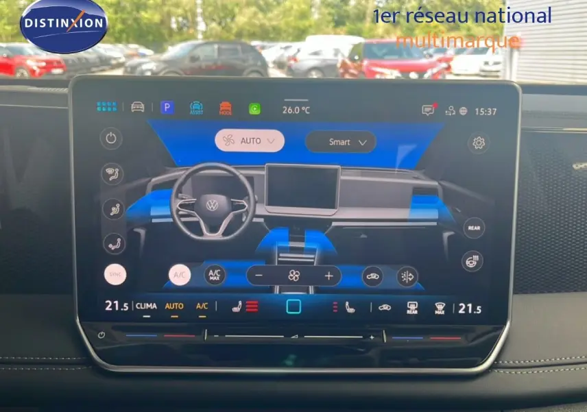 Écran tactile du tableau de bord du Volkswagen Tiguan 2026 affichant les réglages de climatisation et de confort intérieur.