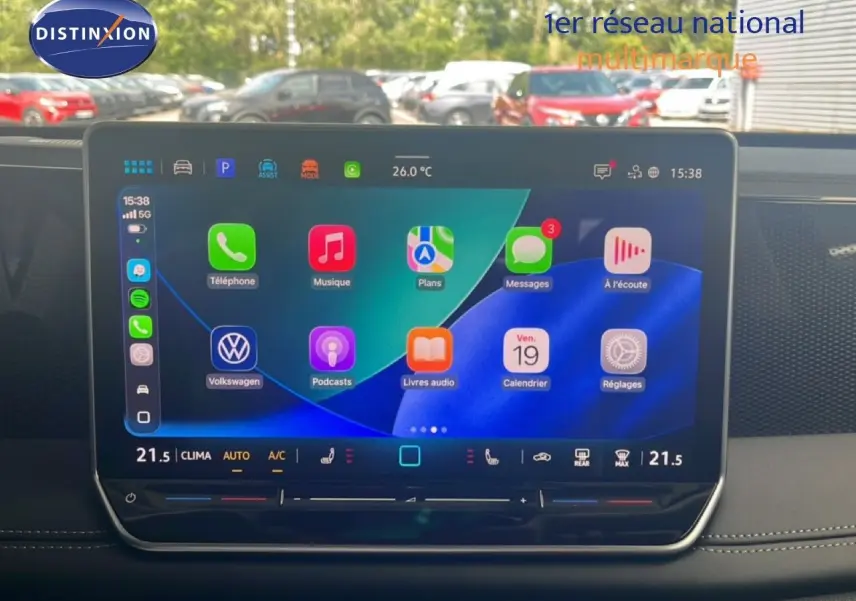 Écran tactile central du Volkswagen Tiguan 2026 affichant les applications connectées, avec tableau de bord noir en arrière-plan.