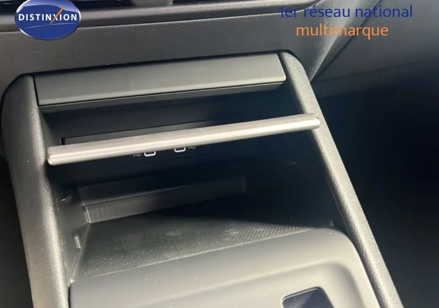 Détail de la console centrale noire du Volkswagen Tiguan 2026, avec ports USB visibles en gros plan.