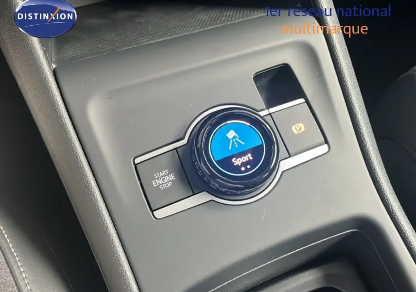 Gros plan sur la console centrale du Volkswagen Tiguan 2026 noir, avec bouton de mode Sport et démarrage moteur.