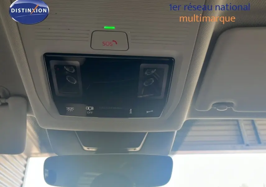 Vue intérieure du plafond avant du Volkswagen Tiguan 2026 noir, montrant les commandes d'éclairage et le bouton SOS au-dessus du rétroviseur.