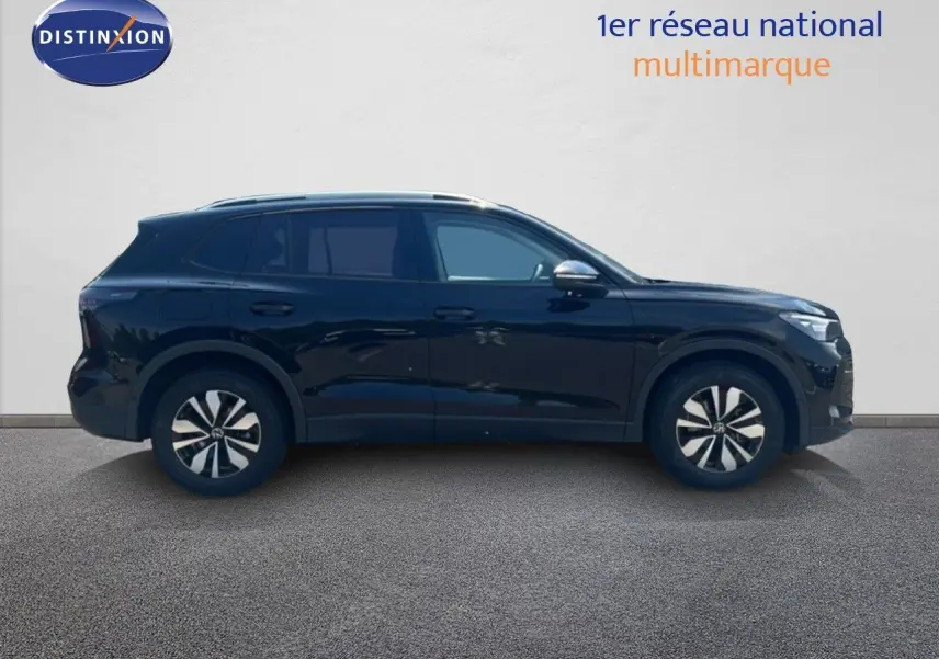 Profil côté droit du Volkswagen Tiguan noir Grenadilla 2026, finition 30 Years avec jantes bicolores et toit profilé.