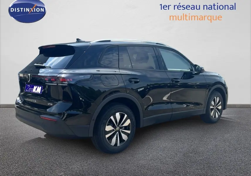 Volkswagen Tiguan noir grenadilla métal vu en 3/4 arrière droit, avec jantes bicolores et toit argenté.