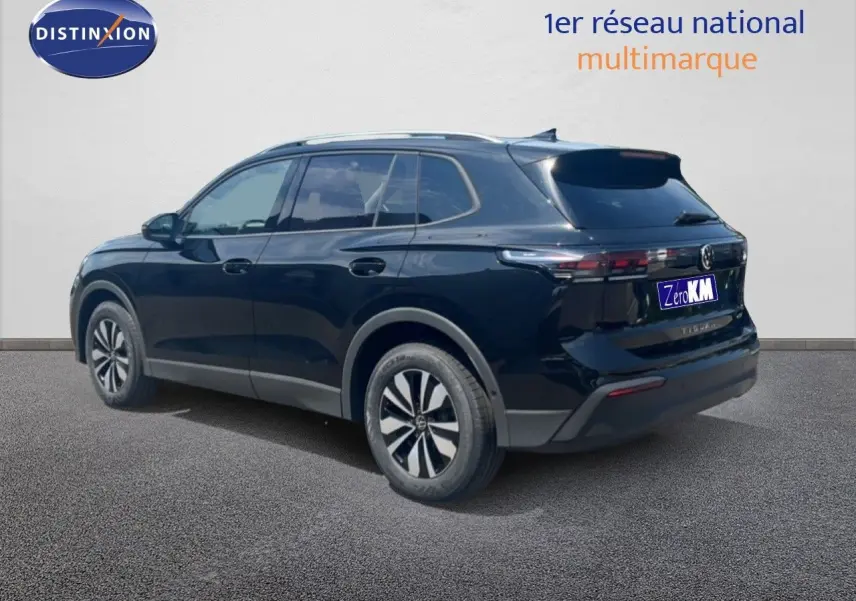 Vue 3/4 arrière droite du Volkswagen Tiguan noir Grenadilla métallisé avec jantes distinctives et feux arrière LED.