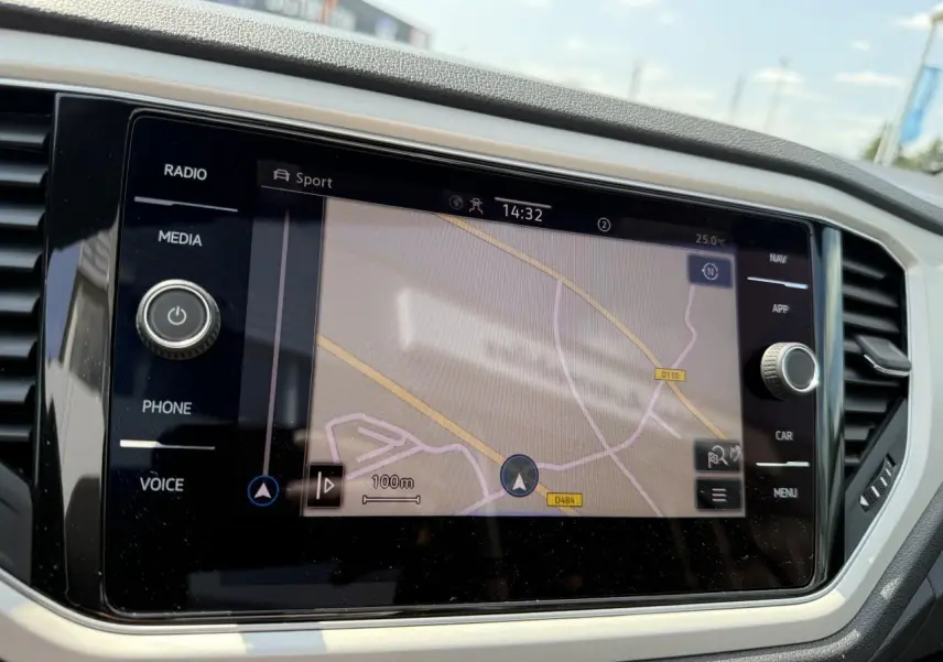 Écran tactile du système de navigation Discover Media dans le tableau de bord du Volkswagen T-Roc Cabriolet noir.