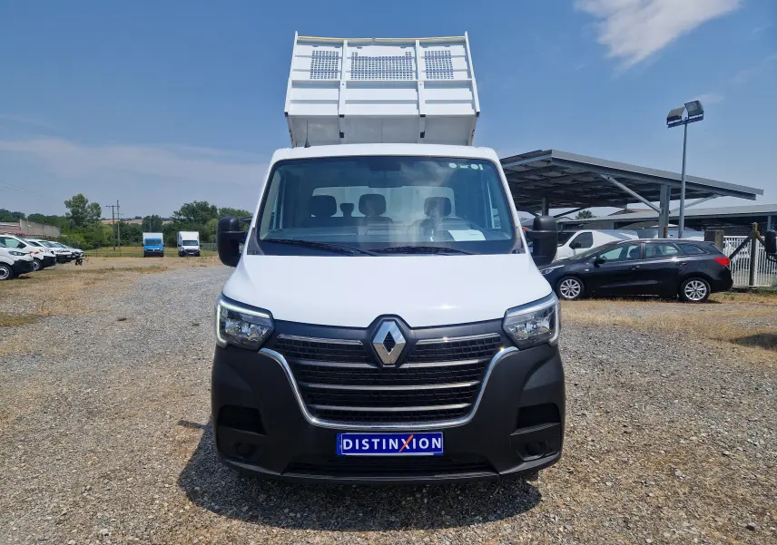 Vue avant d’un Renault Master Châssis Cabine blanc 2024 avec benne relevée et calandre noire, stationné en extérieur.