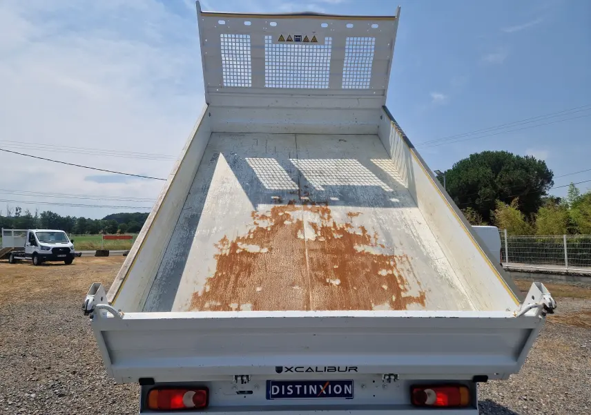 Vue arrière en benne levée du Renault Master Châssis Cabine blanc 2024, avec benne 3m20 et traces d'usure visibles.