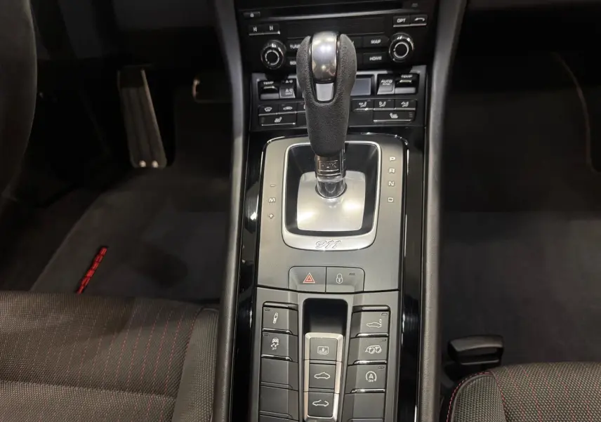 Vue rapprochée de la console centrale du Porsche 911 991 2 Carrera T 2018, avec levier PDK en alcantara et finitions noires.