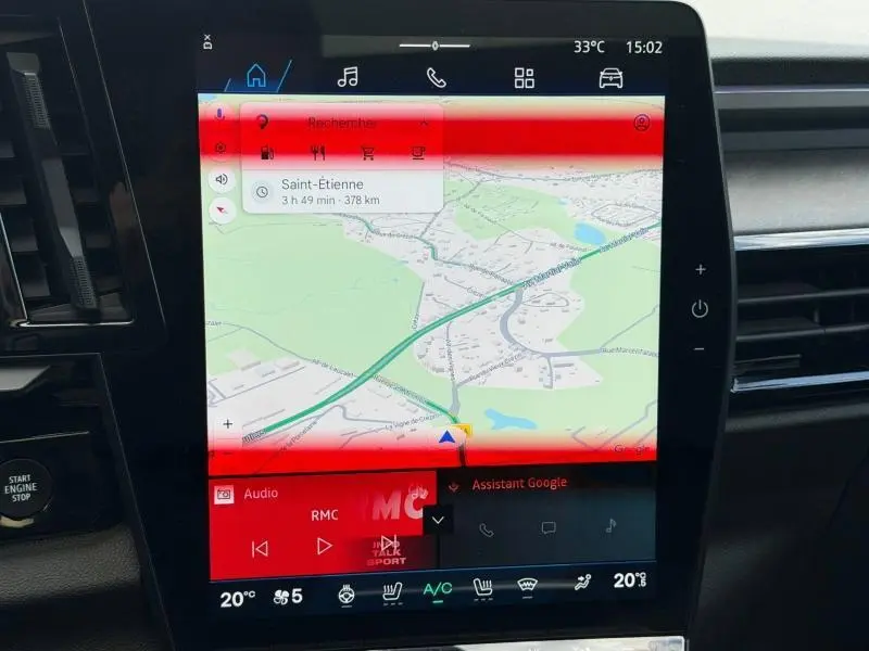 Écran tactile central de la Renault Rafale 2025 noir étoilé, affichant la navigation GPS vers Saint-Étienne.