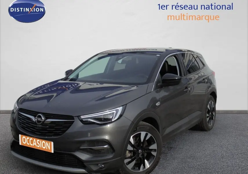 Opel Grandland X gris Moai Metal en 3/4 avant droit, SUV hybride rechargeable avec jantes noires distinctives.
