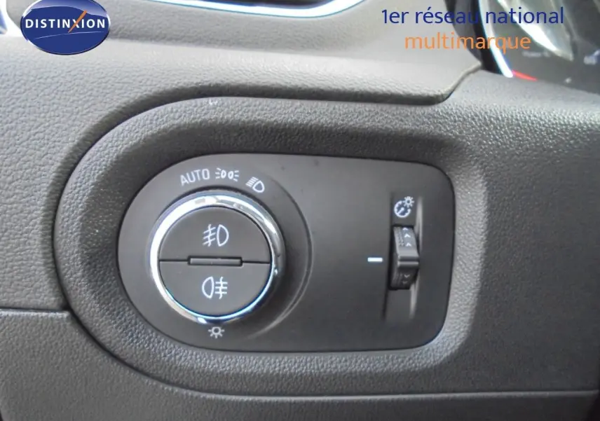 Gros plan sur le bouton de commande des phares dans l'habitacle de l'Opel Grandland X gris Moai Metal 2021.