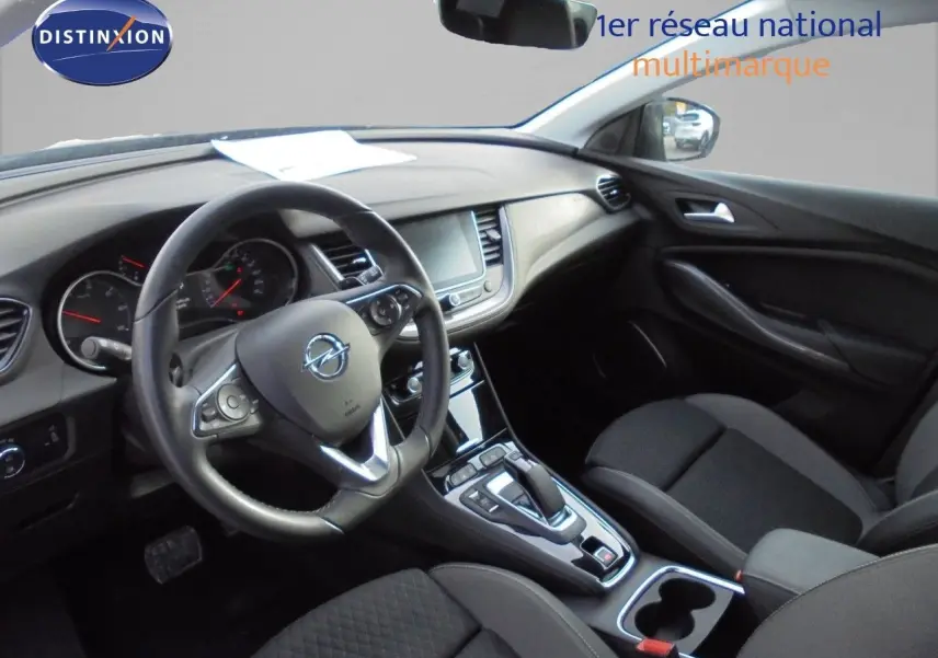 Intérieur noir de l'Opel Grandland X hybride 2021, vue côté conducteur sur tableau de bord et console centrale.