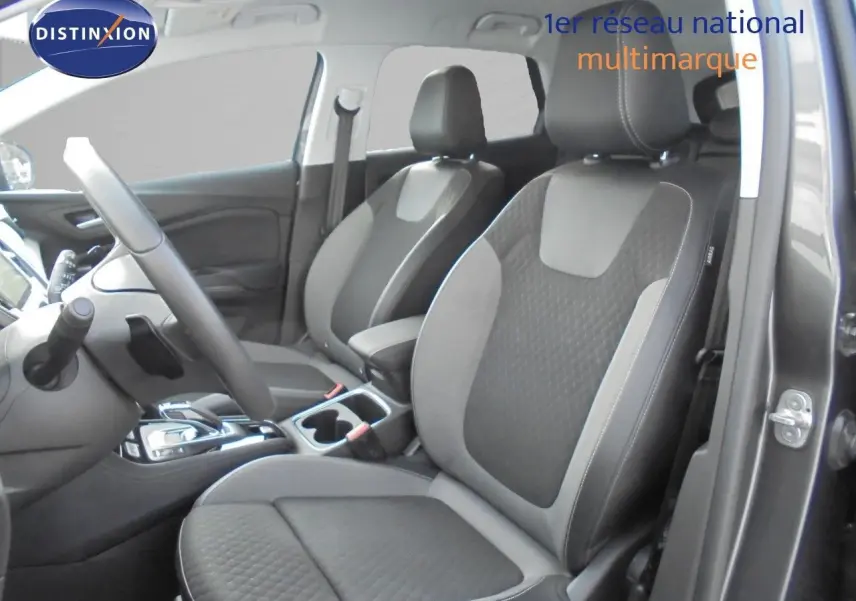 Vue intérieure côté droit montrant les sièges avant en tissu gris et noir du Opel Grandland X hybride 2021.