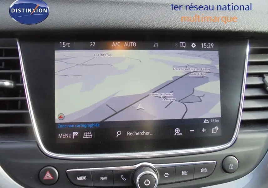 Écran tactile central du tableau de bord de l’Opel Grandland X gris Moai Metal avec navigation GPS affichée.