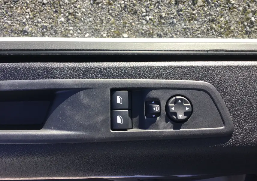 Panneau de porte côté gauche du Peugeot Expert Fourgon blanc 2024 avec commandes électriques des vitres et rétroviseurs.
