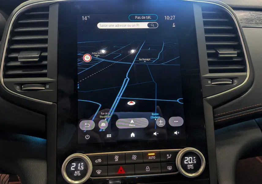 Écran tactile central avec navigation GPS et commandes climatisation dans le tableau de bord d'une Renault Talisman Estate 2022.