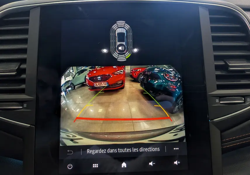 Affichage de la caméra de recul du Renault Talisman Estate gris Cassiopé montrant des voitures en showroom derrière.