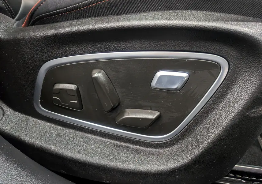 Gros plan sur les commandes électriques de réglage du siège en cuir noir de la Renault Talisman Estate 2022.