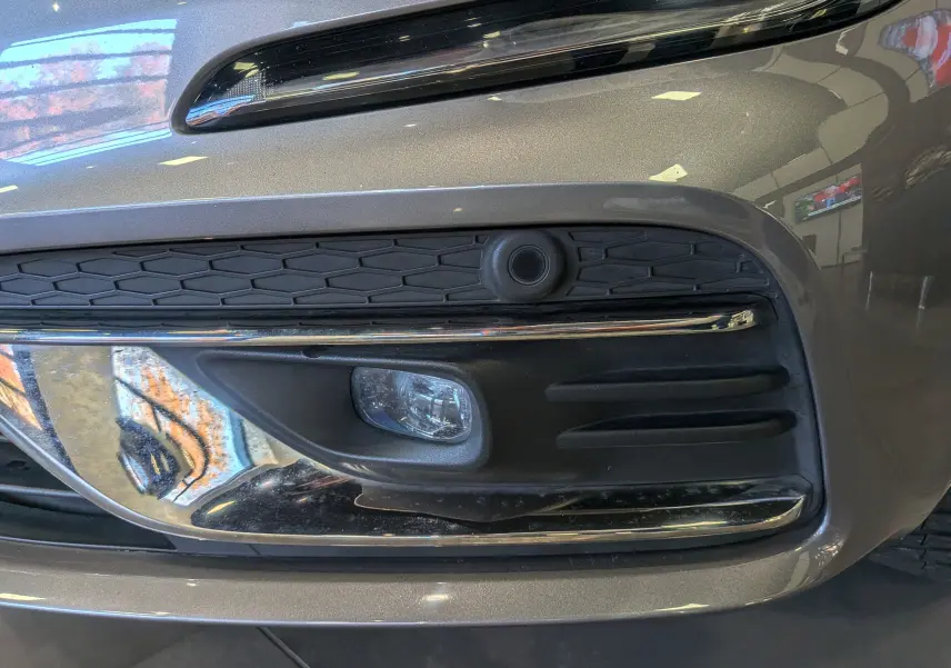 Gros plan sur le pare-chocs avant droit gris Cassiopé de la Renault Talisman Estate avec antibrouillard et capteur de stationnement.