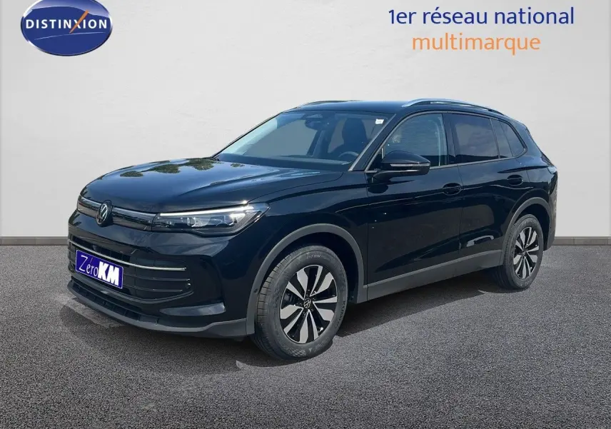 Volkswagen Tiguan noir Grenadilla métal en 3/4 avant droit, SUV compact avec jantes stylisées et calandre épurée.