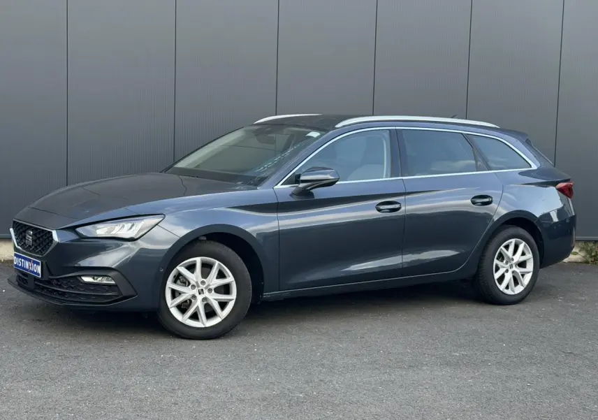 SEAT Leon ST 2025 gris magnétique en profil droit, avec jantes alliage 16 pouces et vitres arrière surteintées.