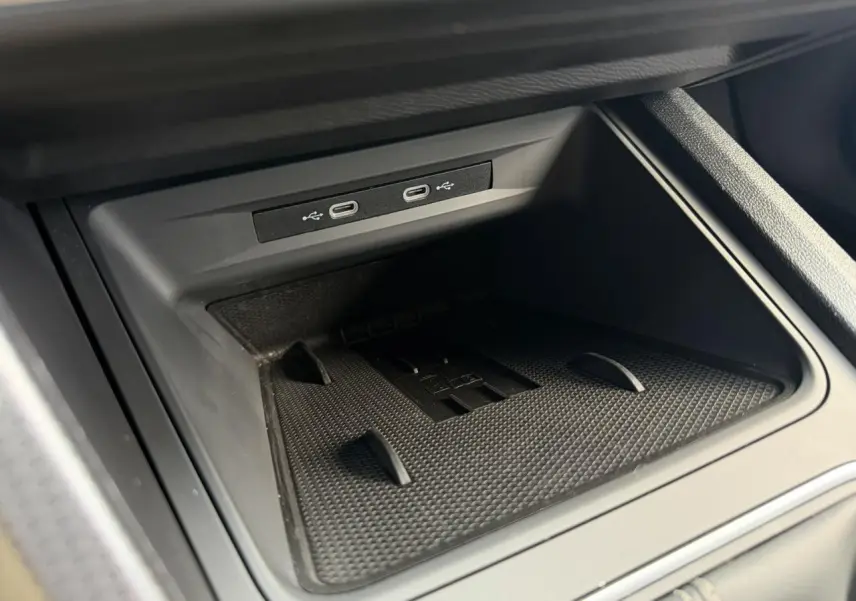 Gros plan intérieur sur la connectivité avec deux ports USB-C et un espace de rangement noir dans la SEAT LEON ST 2025.