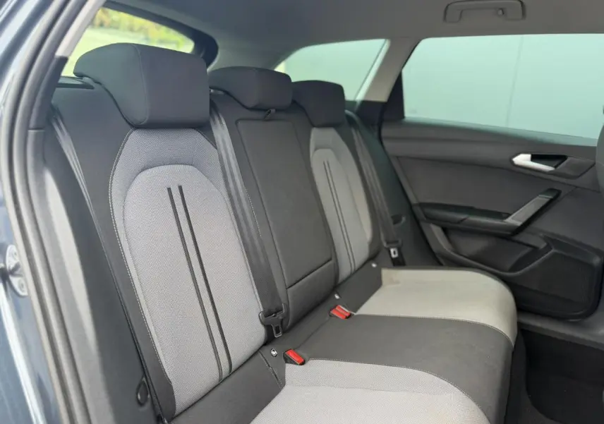 Vue intérieure côté droit des sièges arrière en textile noir et gris d'une SEAT LEON ST 1.5 TSI 115 Style 2025.
