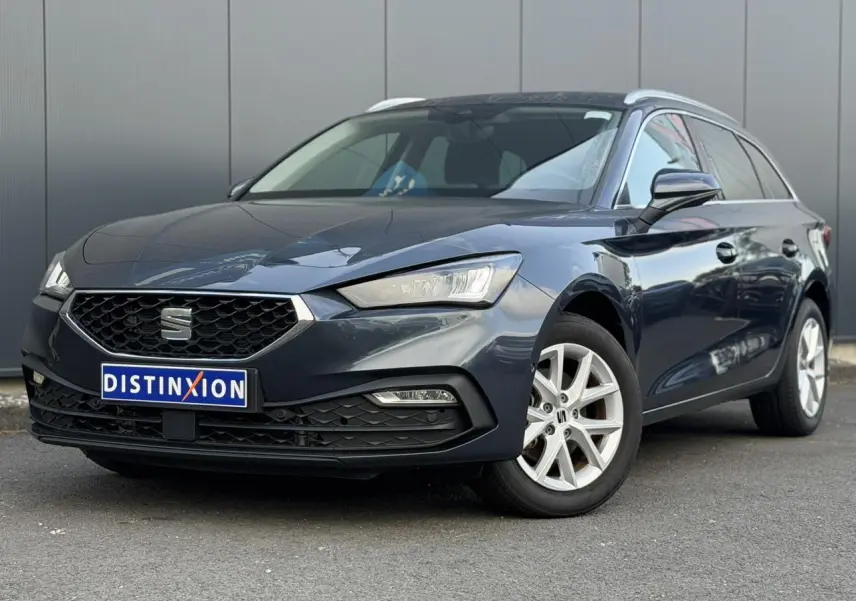 SEAT LEON ST gris magnétique en 3/4 avant droit, avec jantes alliage 16 pouces et vitres surteintées.