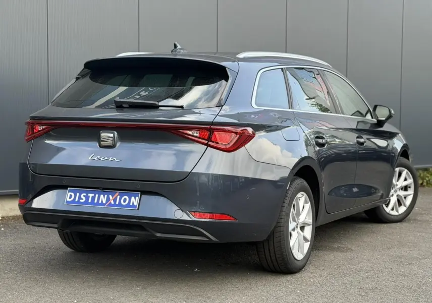 Vue 3/4 arrière droite d'une SEAT Leon ST gris magnétique avec feux arrière LED et jantes alliage 16 pouces.