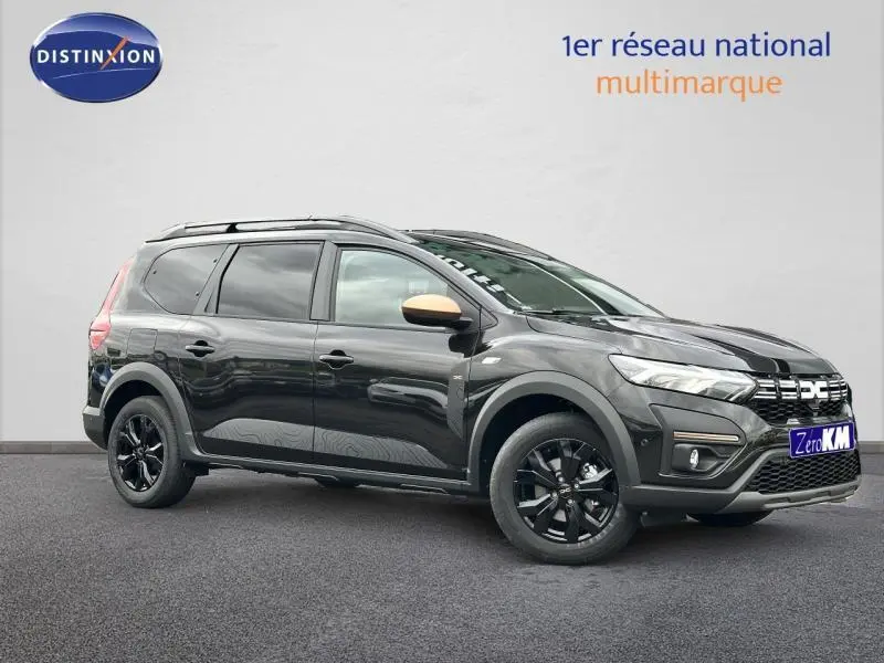 Dacia Jogger noir nacré métallisé en vue 3/4 avant droit avec jantes noires et barres de toit.