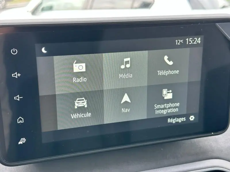 Écran tactile central du tableau de bord du Dacia Jogger 1.6 hybrid, affichant les options radio, média, téléphone et navigation.