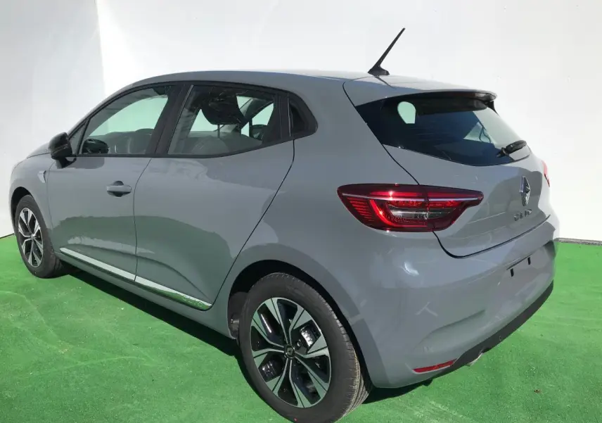 Renault Clio gris Urban vue 3/4 arrière droit, jantes alliage 16 pouces et feux arrière LED distinctifs.