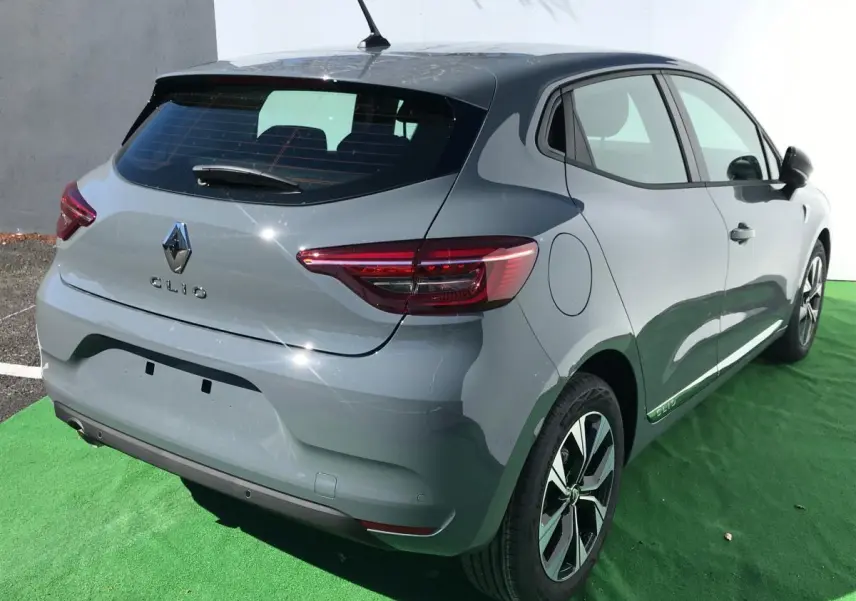 Renault Clio Gris Urban vue 3/4 arrière droit, jantes alliage 16 pouces et feux arrière LED signature « C »