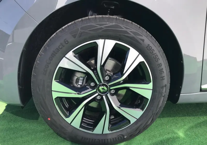 Gros plan sur la jante alliage 16 pouces bicolore de la Renault Clio Gris Urban, côté gauche arrière.